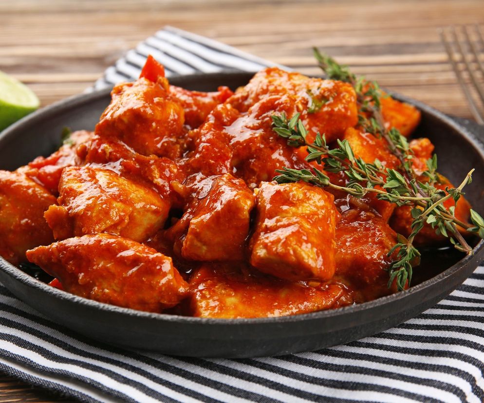 Duszona pierś kurczaka z pomidorami i czosnkiem - soczysta i pyszna