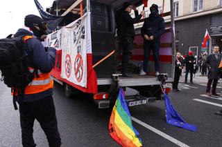 Flagi były ciągnięte po ulicy 