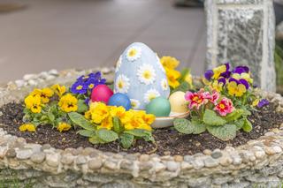 Dekoracje wielkanocne przed domem