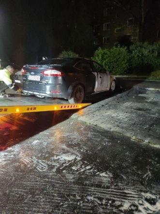 Nocny pożar samochodów na parkingu w Częstochowie. Nieznany sprawca podłożył ogień 