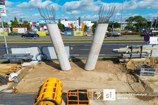 Powstaje kładka nad ul. Struga. Pierwsze podpory już stoją