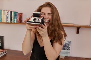 Tego lata postaw na czarną sukienkę na ramiączkach. Podpowiadamy, jak nosić ją na wiele sposobów