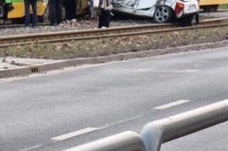 Poważny wypadek na Zamenhofa w Poznaniu. Tramwaj zderzył się z samochodem osobowym