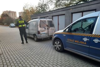 Myśleli, że to porzucony wrak. Okazało się, że kierowca szykuje się do jazdy!