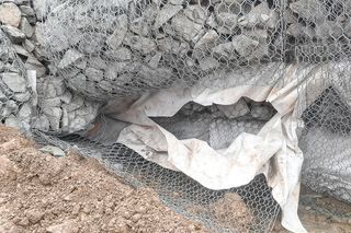 Prawdopodobnie przyczyną zawalenia się muru było celowe przecięcie koszy