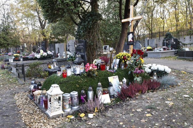 Tak wyglądają groby Zapasiewicza, Tyma, Kołaczkowskiej, Stoparczyk