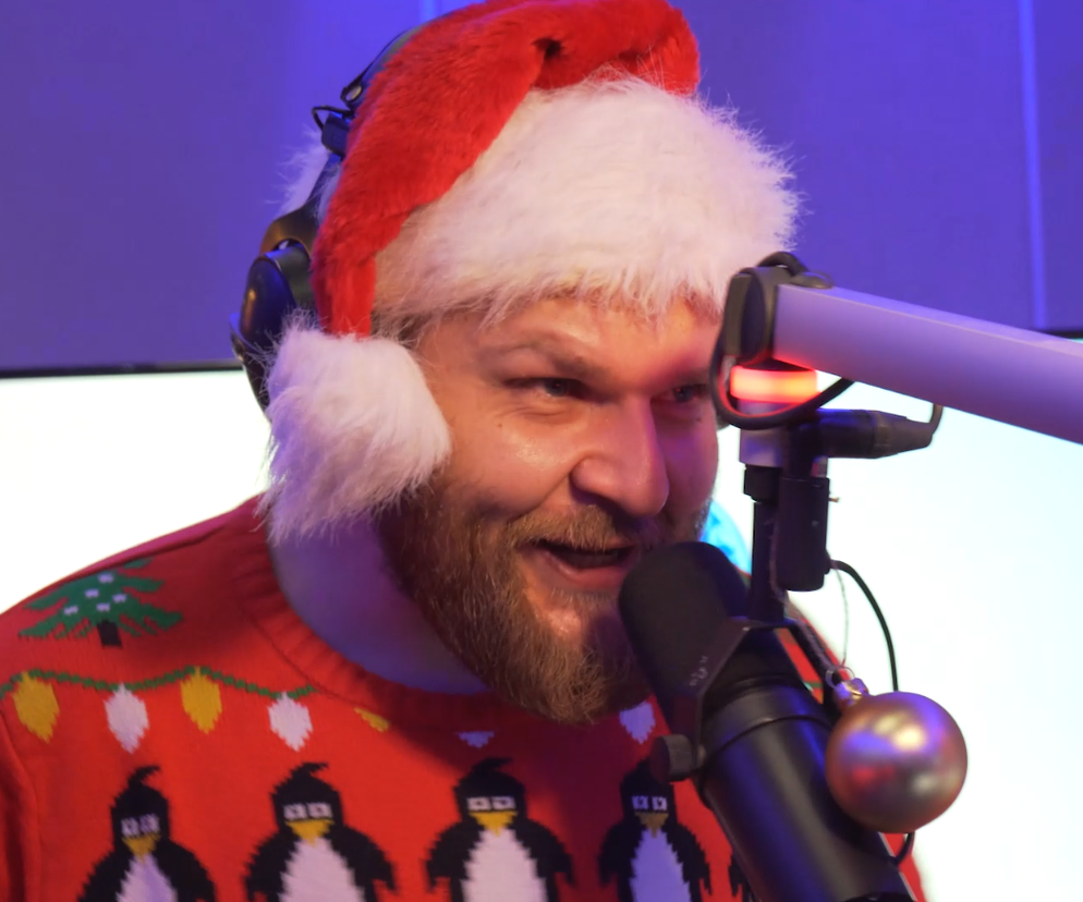 Konrad Piwowarski w świątecznym swetrze