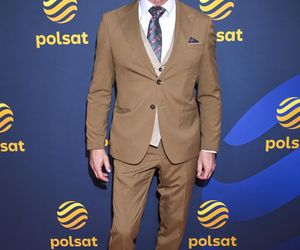 Siwy i z wąsem. Cezary Pazura wywołał poruszenie nowym wyglądem. To naprawdę on?