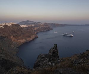 Grecja/ Z obawy przed silnym trzęsieniem ziemi na Santorini mieszkańcy spędzili noc w samochodach