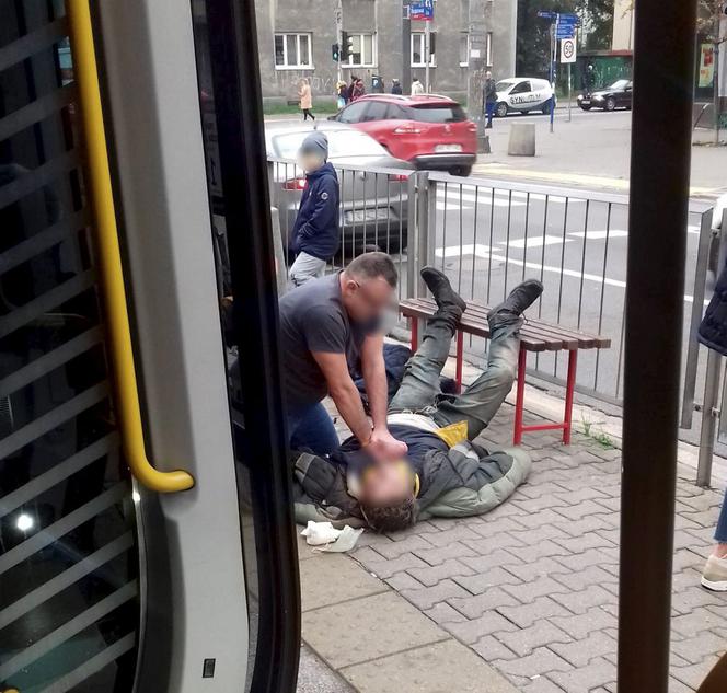Trwa reanimacja mężczyzny na przystanku tramwajowym przy Okopowej