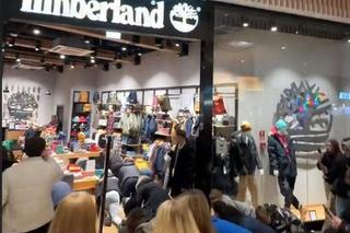 Król „pełzaków” na czele swojej armii. Nowe szalone wideo podbija internet, ludziom opadają ręce