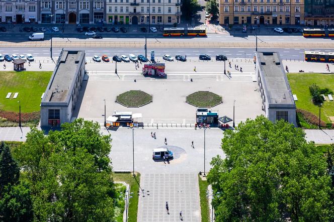 Widok na pawilony wejściowe dworca Warszawa Śródmieście z Pałacu Kultury i Nauki