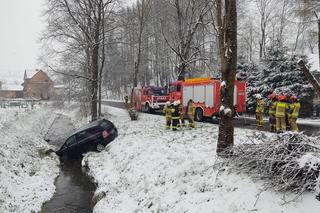 Polna. Opel uderzony przez inny samochód wpadł do potoku