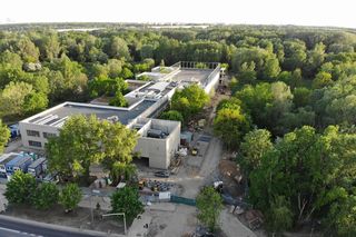 Zatopiona w zieleni szkoła w Białołęce zachwyca internautów. Jest najnowocześniejsza w Polsce. Projekt: Piotr Bujnowski.