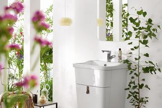 Projekt łazienki w kolorze białym z kobiecymi detalami