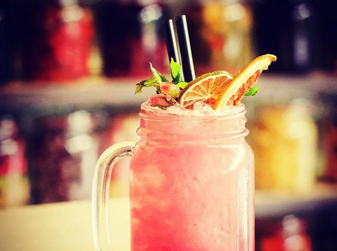 Gorąco? Mamy na to sposób! Oto TOP 10 miejsc, w których wypijesz coś orzeźwiającego [ADRESY, CENY]