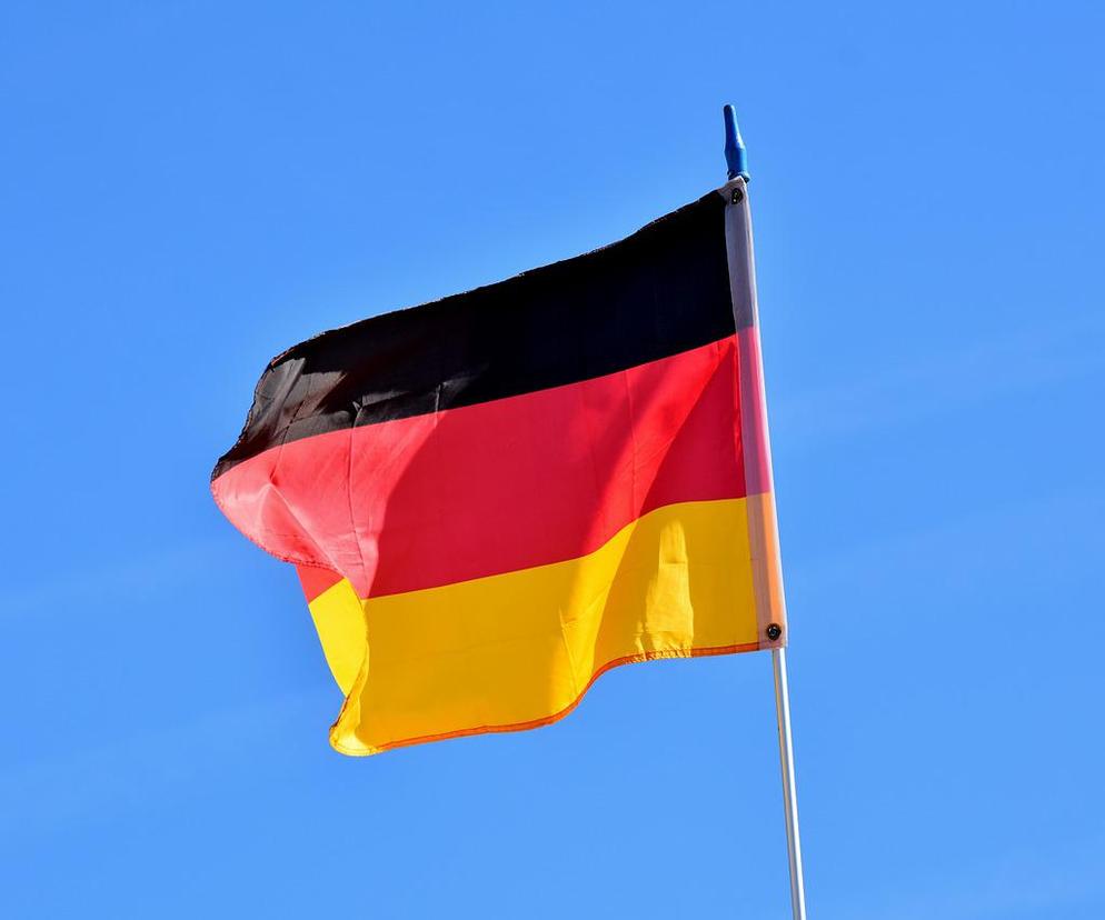 1 sierpnia niemieckie placówki dyplomatyczne opuszczają flagi do połowy