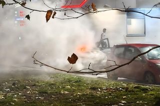 Pożar samochodu przy stacji benzynowej w Warszawie