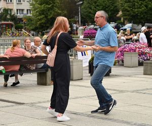 Ruda Śląska tańczy jak dawniej. Międzypokoleniowa potańcówka na rynku porwała tłumy