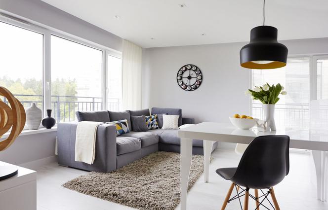 salon w skandynawskim stylu w szarości, bieli i czerni