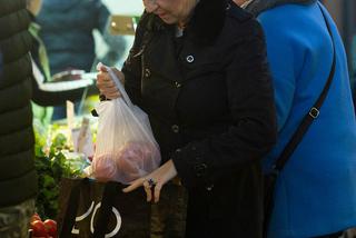 Hanna Zdanowska robi zakupy na bazarku