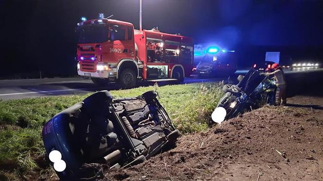 Wypadek w Grzywnie koło Torunia. Dwa samochody w rowie