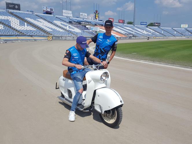 Osy kręciły kółka na stadionie żużlowym w Lesznie. Ogólnopolski zlot skuterów Osa Osieczna-Leszno 