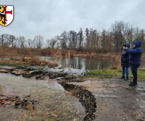 Podtopione domy pod Wrocławiem. Przerwany wał i stan alarmowy na kilku rzekach 