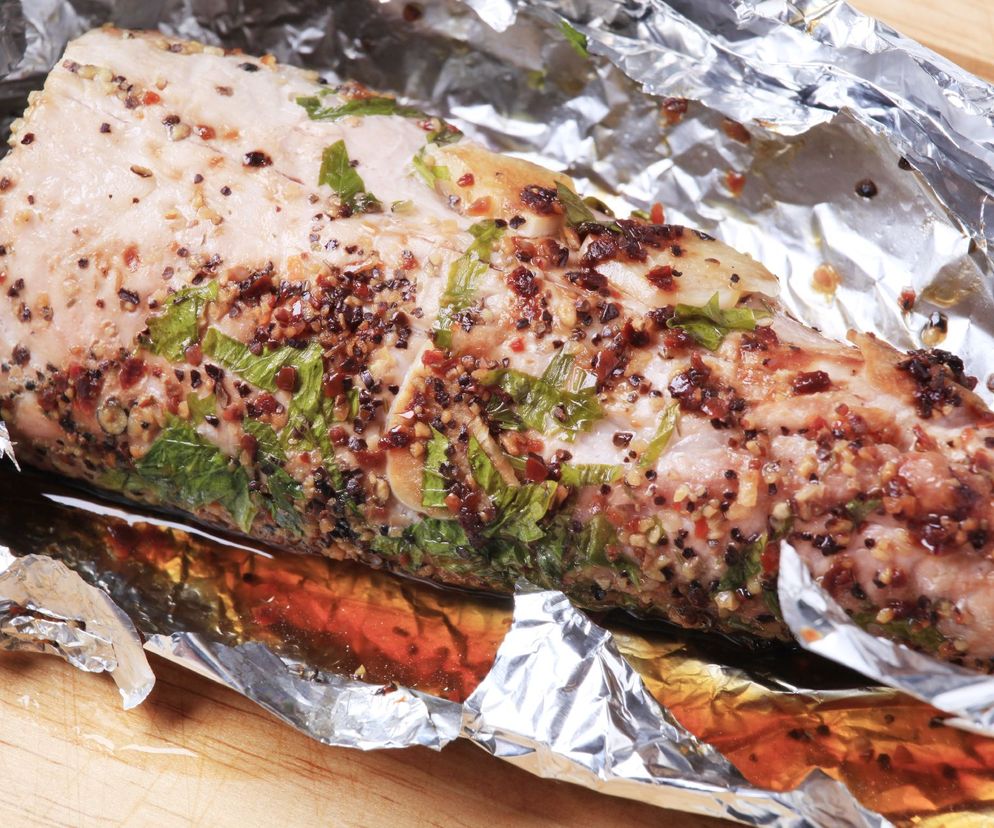 Soczysty schab pieczony w folii aluminiowej