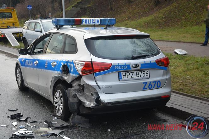 Kolizja potem wypadek z udziałem radiowozu na Wisłostradzie