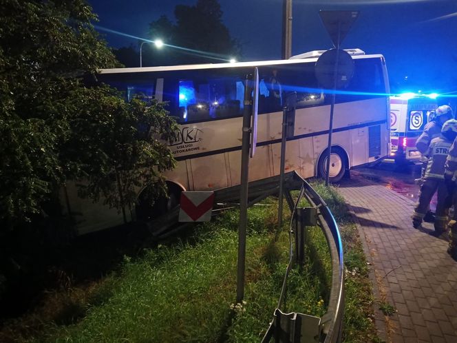 Nowy Dwór Mazowiecki. Autobus zderzył się z samochodem i przeciął barierki. Na pokładzie 33 osoby