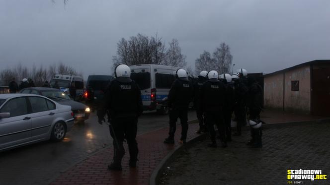 Skandal na meczu. Kibice Hutnika Kraków trzymani... w klatce niczym dzikie zwierzęta