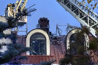 Wielkie kłęby dymu nad Wawrem. Płonie wielka willa, strażacy walczą z żywiołem