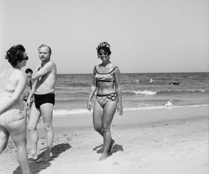 QUIZ PRL. Seksbomby znad Bałtyku. W czym opalały się nasze matki i babki? 15 pytań o plażowanie w stylu PRL