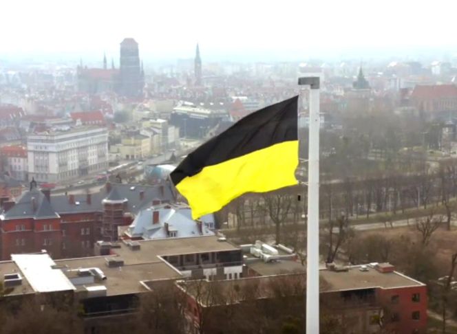 Flaga Kaszub na Górze Gradowej w Gdańsku 