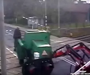 Rogatki opuszczone, ale ciągnik wpycha kombajn na tory! Niesłychane zdarzenie pod Pułtuskiem [WIDEO, ZDJĘCIA] 