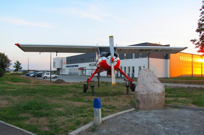 Samolot PZL-104 "Wilga" stanął przy drodze w Jasionce