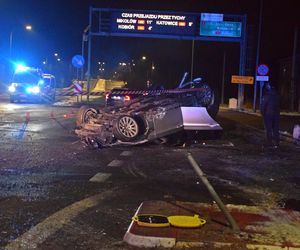 Tychy: Kompletnie pijany kierowca BMW skosił znaki drogowe i latarnię, a potem dachował