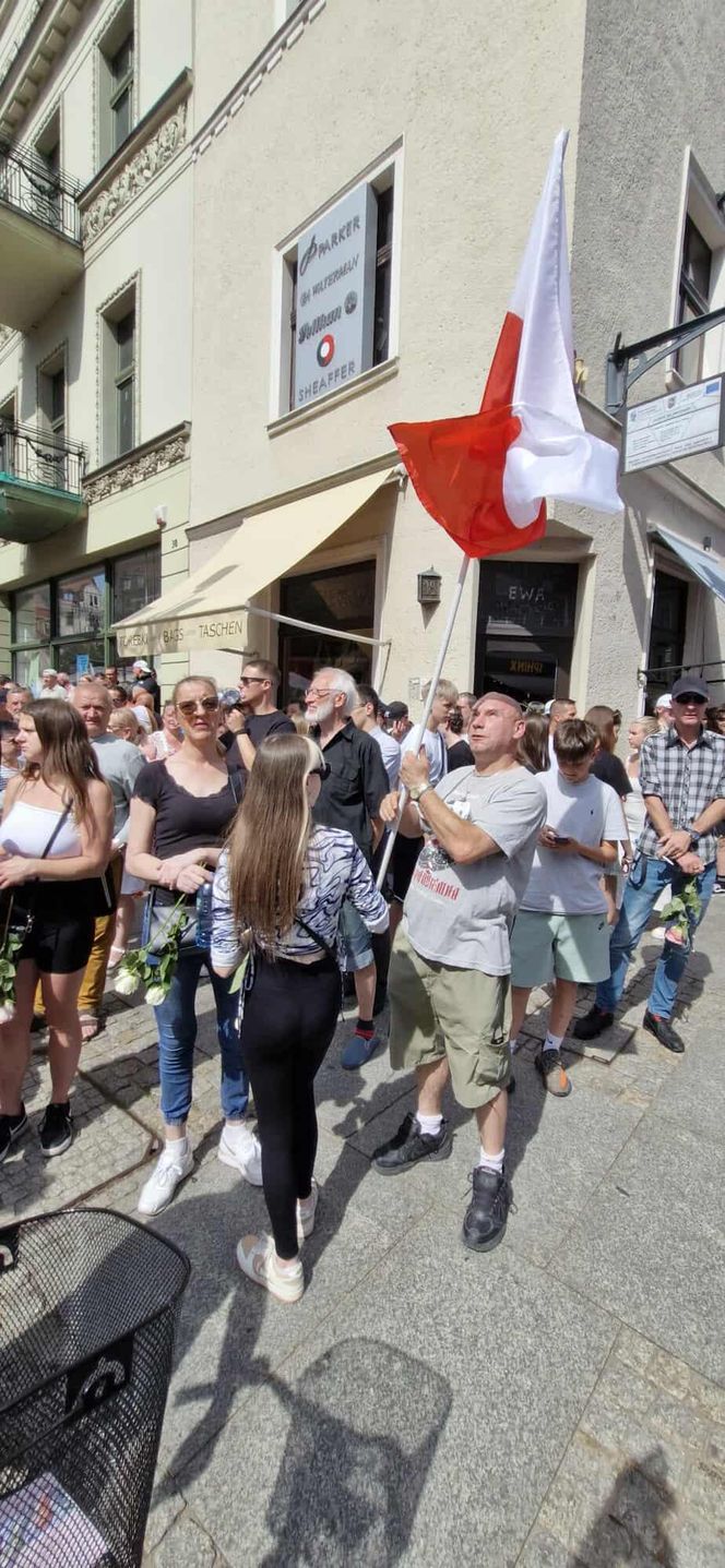 Marsz Milczenia dla Klaudii w Toruniu. „Niech nasza cisza przemówi głośniej niż słowa” [RELACJA NA ŻYWO]