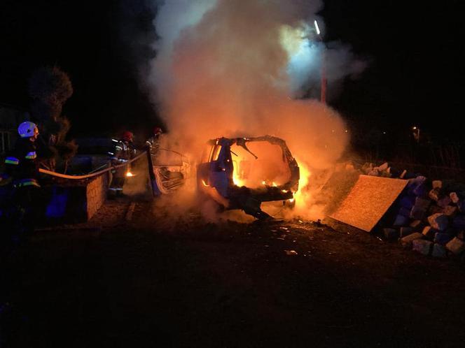 Koszmarny pożar samochodu w Lubuskiem. Jedna osoba została ranna