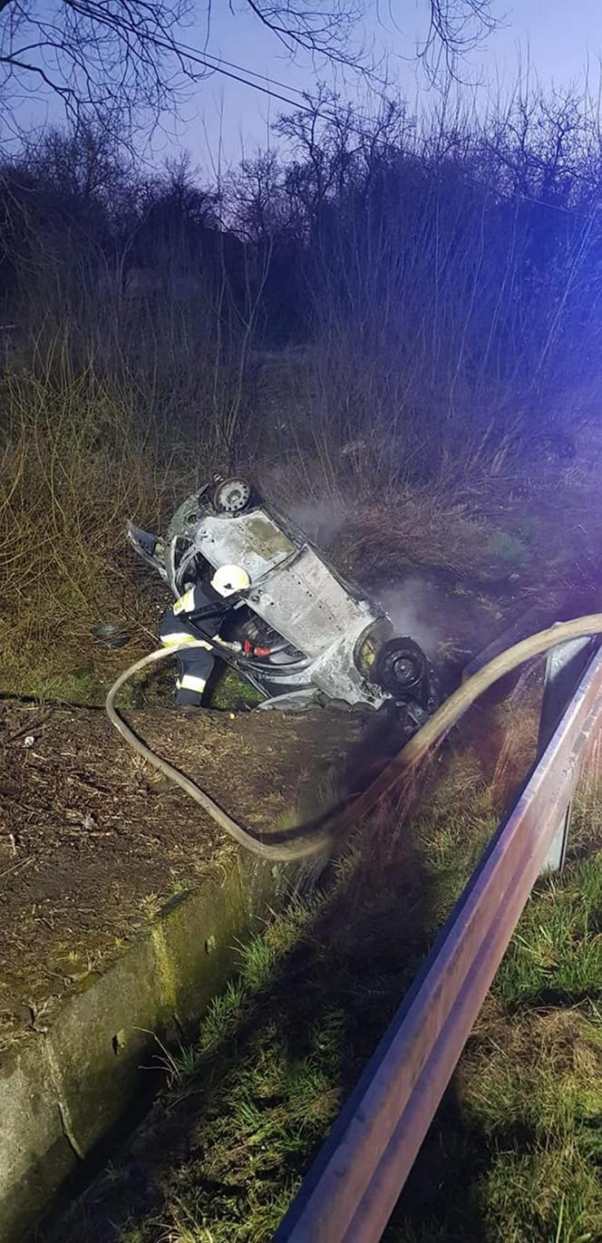 Sietesz. Auto po wypadku stanęło w ogniu