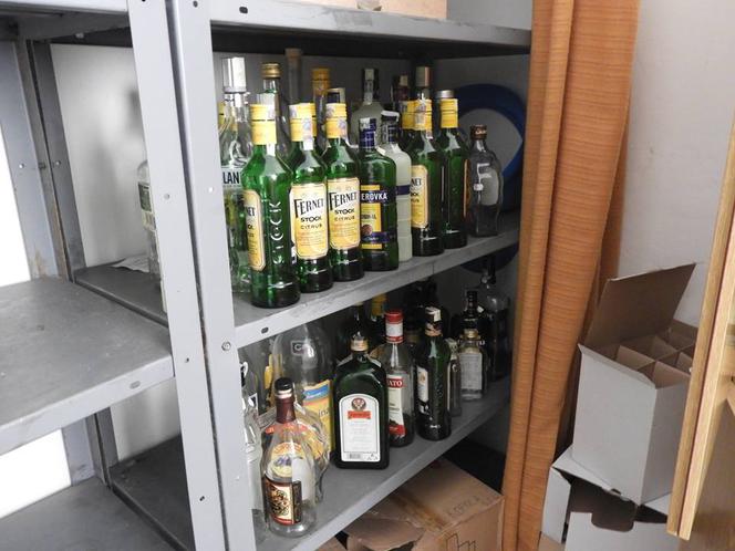 Pusta flaszka na stole, komputery i dziecięce zabawki w pokojach. Tajemniczy hotel na granicy polsko-czeskiej [ZDJĘCIA]
