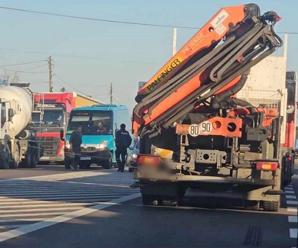 Kabel zawisł nad droga i blokował ruch