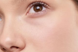 Jesienne trendy w makijażu. Te kolory na ustach i powiekach będą świetnym dopełnieniem ciepłej garderoby