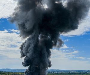 Potężny pożar w Tarnowie. Płonie hurtownia zniczy, na miejscu ponad 25 zastępów straży!