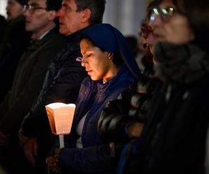 Wierni modlą się o zdrowie papieża Franciszka