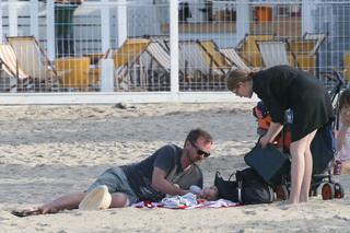 ANDRZEJ CHYRA I PAULINA JAROSZEWICZ Z SYNKIEM NA PLAŻY