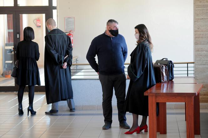 Oskarżony Mariusz N. (drugi z prawej) na korytarzu Sądu Okręgowego w Koszalinie