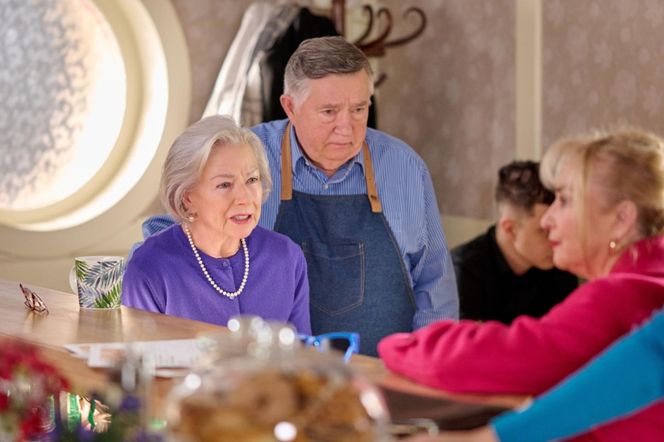 Na Wspólnej, odc. 3999. Maria (Bożena Dykiel), Włodek (Mieczysław Hryniewicz), Roża (Halina Rasiakówna) 