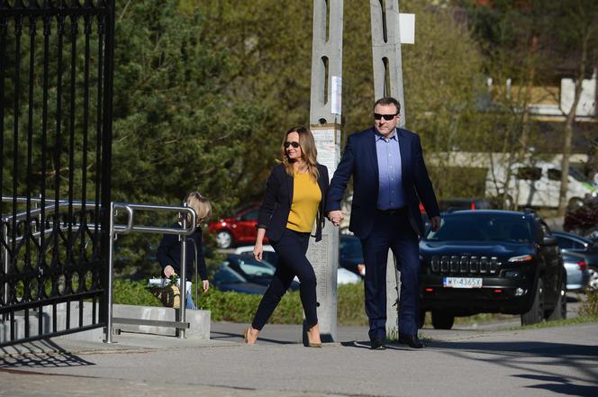 Jacek Kurski z rodziną święci pokarmy w kościele